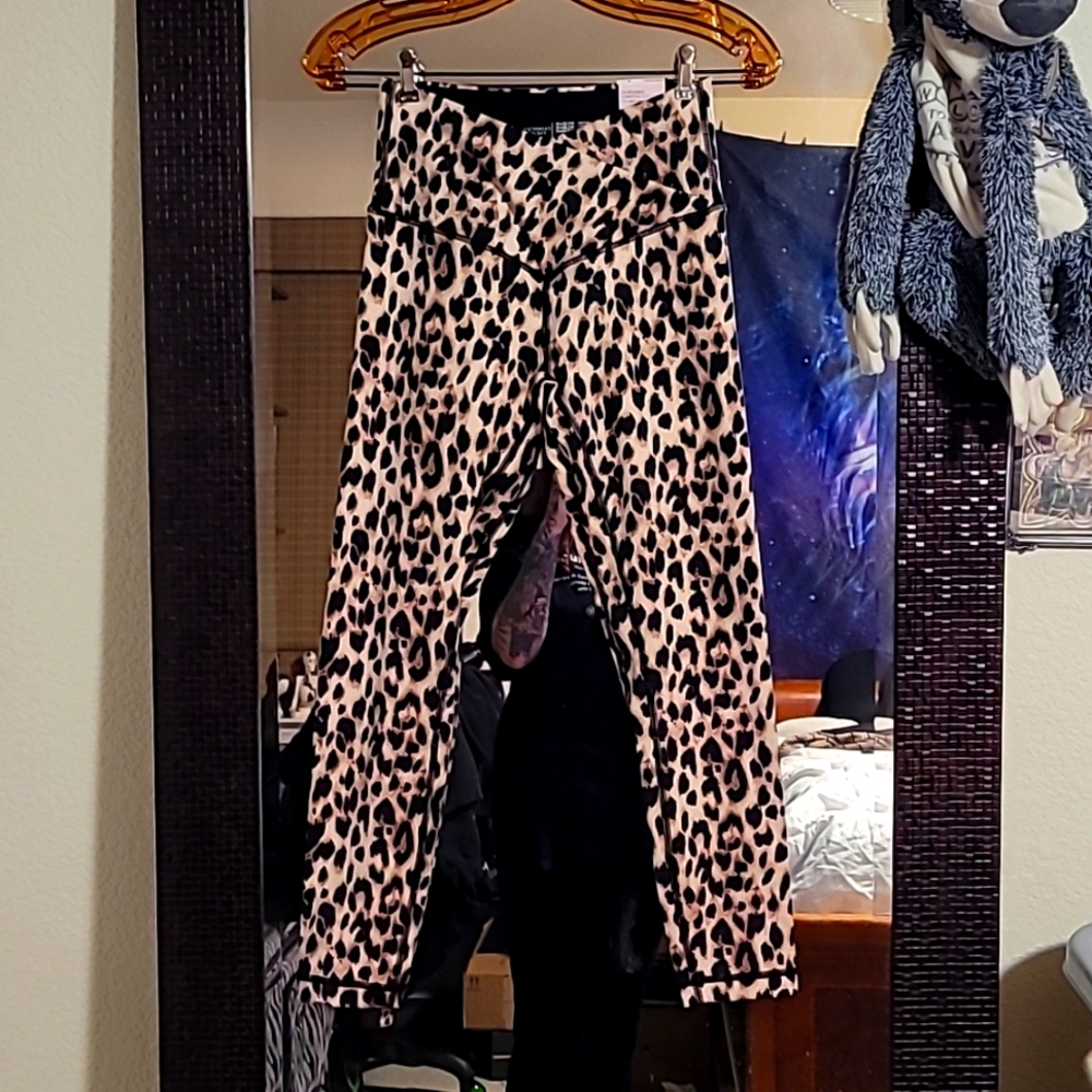 Incredible essential legging cheetah print 7/8 inch length capri yoga leggings